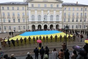 Сотні людей у центрі Львова урочисто заспівали Гімн України (ВІДЕО, ФОТО)