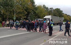 Вимагають відновити газ: у Дубівцях люди перекрили трасу (ФОТО)