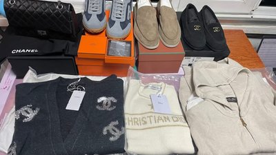 На Львівській митниці затримали бус із контрабандою Hermes та Chanel