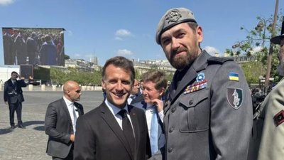 У Парижі українські ветерани передали Макрону шеврони