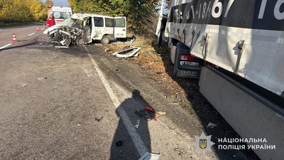 На Львівщині внаслідок зіткнення з автопоїздом загинув водій легковика