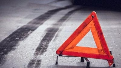 У Франківську водій Nissan не розминувся з деревом