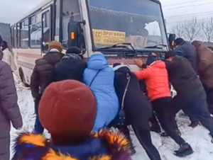 На Львівщині пасажири пхають по засніжених дорогах рейсові автобуси (ФОТО)