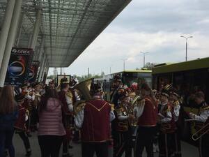 У Міжнародному аеропорту «Львів» проходить флешмоб з участю оркестру (ФОТО, ВІДЕО)