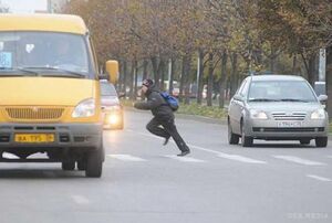 Перебігав дорогу: у Моршині під колеса автомобіля потрапив 14-річний підліток