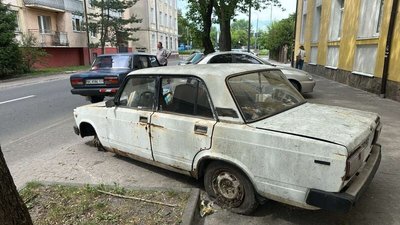 У Львові з вулиць заберуть ще 25 покинутих автівок