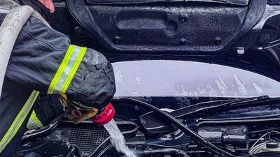 На Львівщині автомобіль Mercedes загорівся на ходу