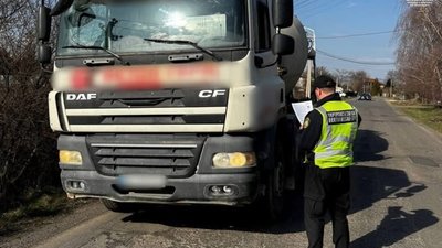 На Закарпатті оштрафували водіїв вантажівок за перевантаження та відсутність документів