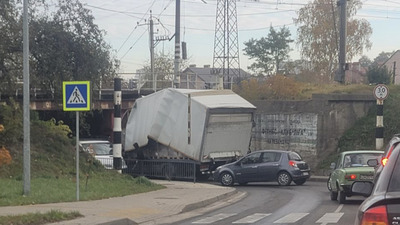 У Львові вантажівка застрягла під мостом