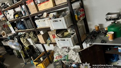 Поліція Тернопільщини знайшла зброю у військового у СЗЧ, який ховався у гаражі