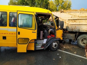 На Львівщині зіштовхнулись рейсовий автобус та вантажівка (фото)