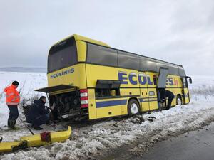 На Львівщині через негоду застряг автобус з туристами (фото)