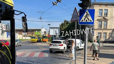 У Львові через ДТП зупинився рух тролейбусів