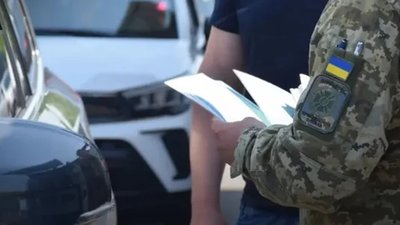 У ДПСУ розповіли, що заброньовані чоловіки можуть виїхати за кордон, але є й винятки