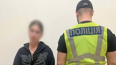 У Києві 18-річна дівчина вдарила військового пляшкою по голові