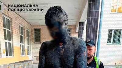 У Києві чоловік стрибнув у бочку зі смолою, для того, щоб пограбувати крамницю (ФОТО, ВІДЕО)