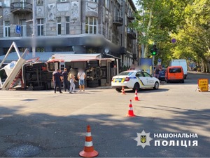 Постраждала і жінка на узбіччі: в Одесі пожежний автомобіль зіткнувся з продуктовою вантажівкою