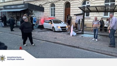 Поліція розповіла нові деталі ДТП, внаслідок якої автомобіль протаранив зупинку у Львові (ФОТО)
