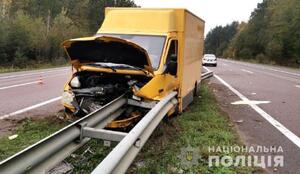 На Рівненщині водій протаранив відбійник (фото, відео)