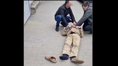 У Львівському ТЦК та СП відреагували на інформацію, що нібито викинули викинули за браму чоловіка з епілепсією (ВІДЕО)