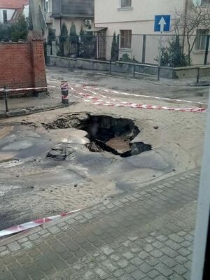 У Львові на вул. Шумського прорвало трубу: утворилося провалля (фото/відео)