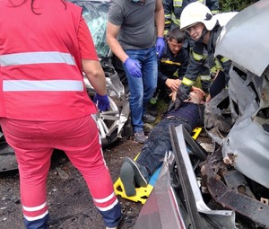 У Львівській області рятувальники деблокували потерпілого у ДТП (фото)