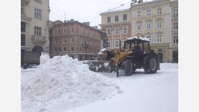 Сніг з доріг на пішохідному переході: жителі Львова поскаржилися на роботу комунальників (ФОТО)