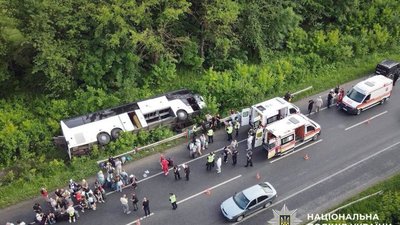 Стали відомі подробиці ДТП з автобусом на Хмельниччині, який перевозив туристів до Болгарії (ФОТО)