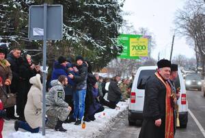 У Самборі на колінах зустріли померлого Героя Віктора Юрківа (ФОТО)