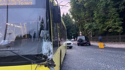 У Львові п’яний водій на Mercedes-Benz в’їхав у маршрутку (ФОТО)