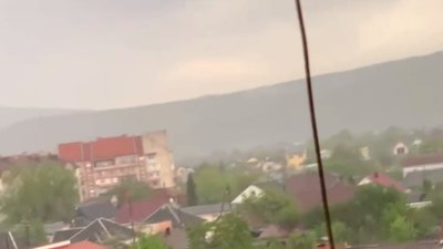 Ужгород накрила тропічна злива: автівки пливуть, а пішоходи пересуваються по коліна у воді (ВІДЕО)