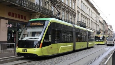 У поминальні дні у Львові до міських кладовищ курсуватиме більше транспорту