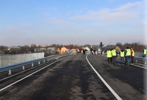 На Закарпатті відкрили міст на міжнародній трасі, який ремонтували з 2006 року (фото, відео)