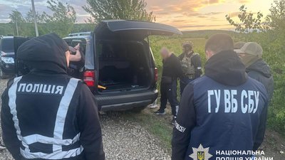 На кордоні з Румунією поліцейські Львівщини затримали чоловіка, який за 11 тисяч доларів хотів вивезти військовозобов'язаного (ФОТО)