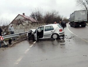 На трасі "Львів–Шегині" легковик врізався в вантажівку (ФОТО)