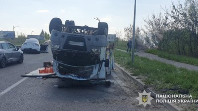 Біля Львова вантажівка в’їхала у Tesla та ВАЗ і перекинулася (ФОТО)