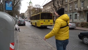 У Львові активісти боролися з запаркованими тротуарами (відео)