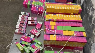 На Львівщині прикордонники виявили контрабанду електронних сигарет у стелі мікроавтобуса