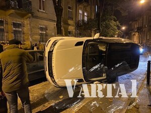 У Львові перекинувся «Рендж», протаранивши декілька припаркованих автівок (ФОТО/ВІДЕО)