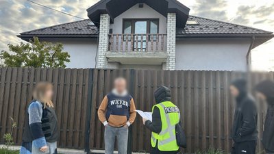 Правоохоронці провели 44 обшуки в чинних та колишніх посадовців керівного складу ТЦК