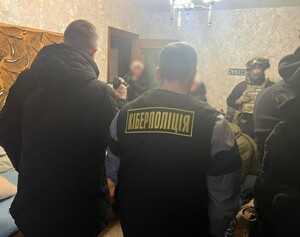 Повідомлення про «виплати»: кіберполіція Львівщини викрила учасників масштабної шахрайської схеми (ФОТО)