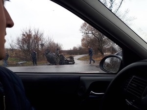 Авто у позі "догори дригом": неподалік Львова трапилася ДТП (фото, відео)