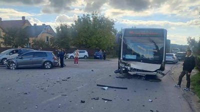 Біля Львова п’ятеро людей травмовані через зіткнення легковика з автобусом