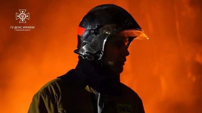 У Львові горів гараж: рятувальники врятували будинок та автомобіль