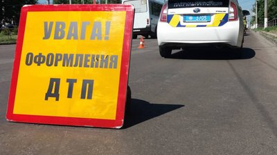 У Львові дитина на самокаті в'їхала в автомобіль “Toyota”