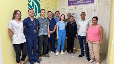 Львівські лікарі пересадили підлітку нирку від мами