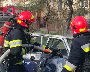 У Львові на подвір’ї згорів автомобіль (фото)