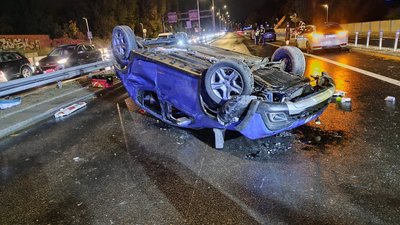 У Варшаві автомобіль посольства Росії врізався у бар’єри і перекинувся