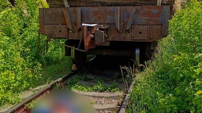 Житель Рівного перебуваючи на вагоні вантажного потягу впав на колію і загинув