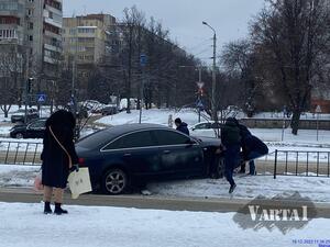 У Львові водій авто злетів з дороги